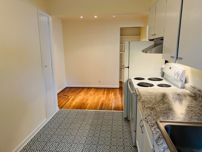 Building Photo - Great One Bedroom Unit Located In Multnoma...