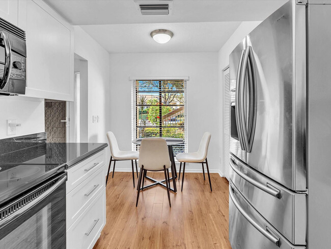 Building Photo - 5087 Oakhill Ln