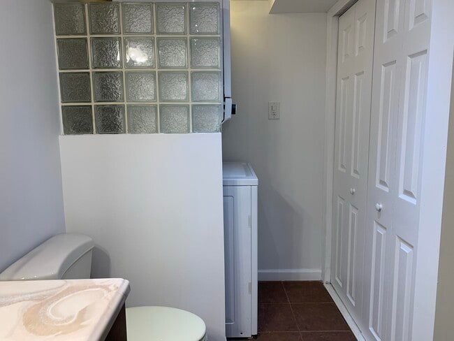 Building Photo - 2-24 Grand St