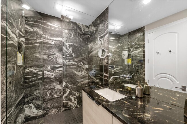 Building Photo - 2307 N Riverside Dr