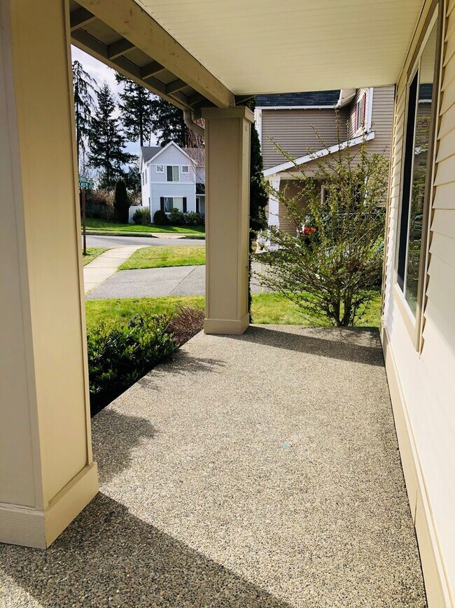 Building Photo - Lovely DuPont home, 3 beds, 2.5 baths