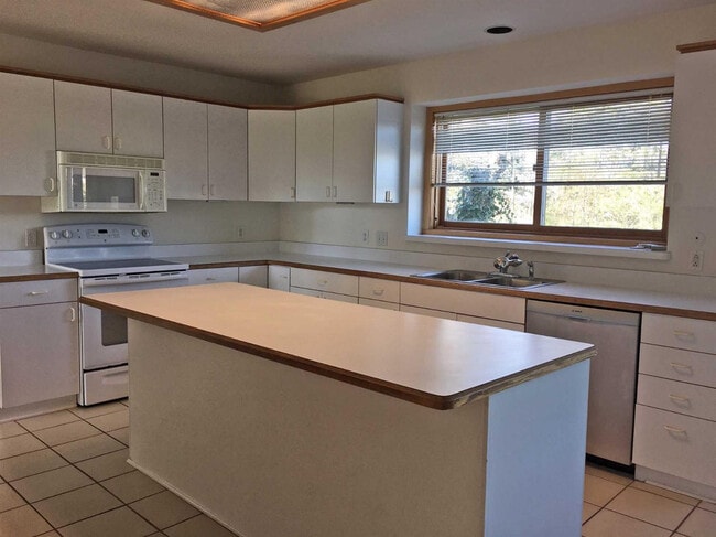 Building Photo - 3240 Bellflower Ct