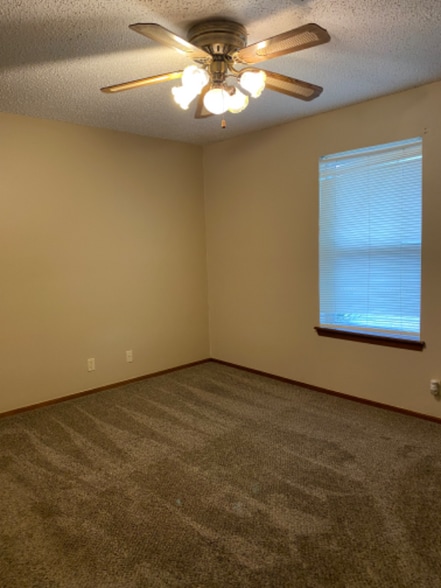 Building Photo - 208 Edd Dr