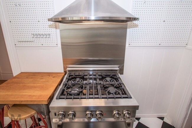 Building Photo - Eureka Valley Victorian Flat - Spacious and Pristine 1 Bed, 1 Bath