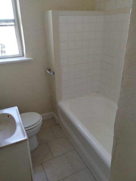 Building Photo - 901 S Kingsley Dr
