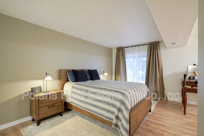 Building Photo - 2808 Lakeshire Ln