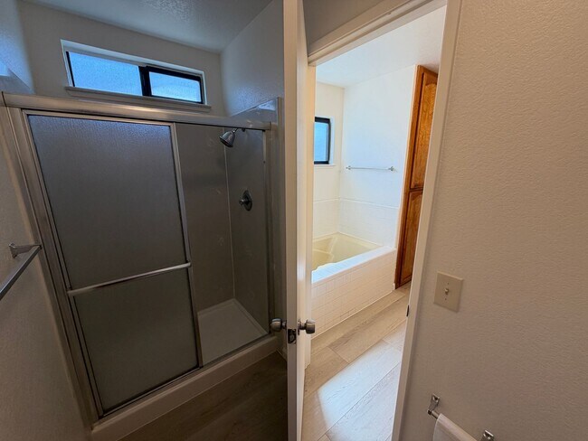 Building Photo - 872 Shellwood Way