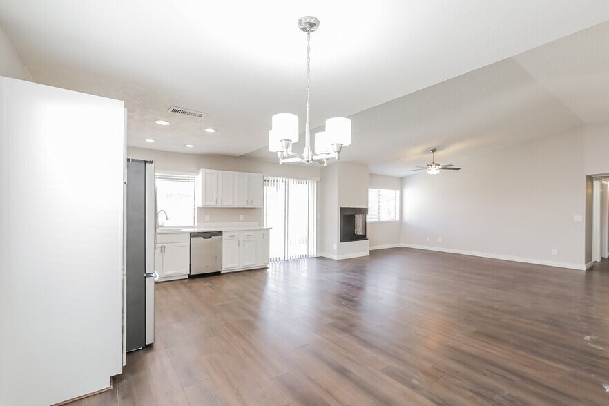 Building Photo - 10308 W Calle Del Oro