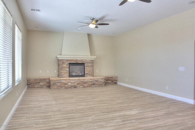 Building Photo - 2413 E Park View Ln
