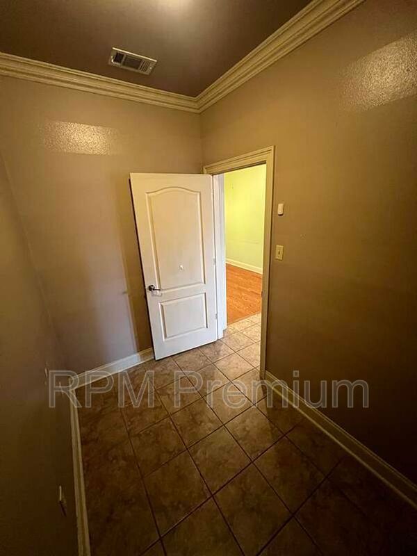 Building Photo - 3995 Water Oak Dr