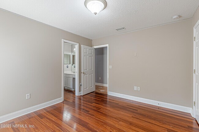 Building Photo - 2465 Pinehurst Ln