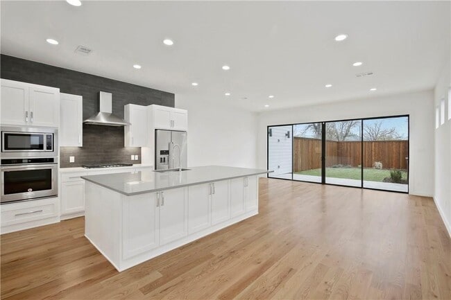 Building Photo - 2407 Douglas Ave