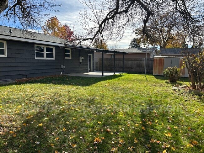 Building Photo - 1835 Broadmoor Dr