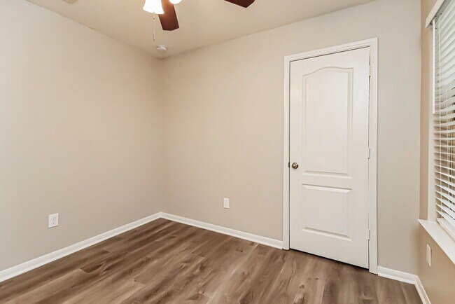 Building Photo - 323 Sea Breeze Dr