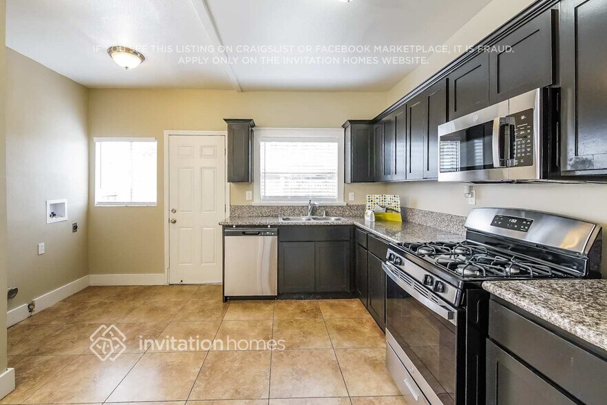 Building Photo - 1642 W 65th Pl