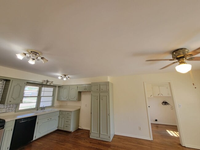 Building Photo - 3 bed in Bethany ready for new tenant!