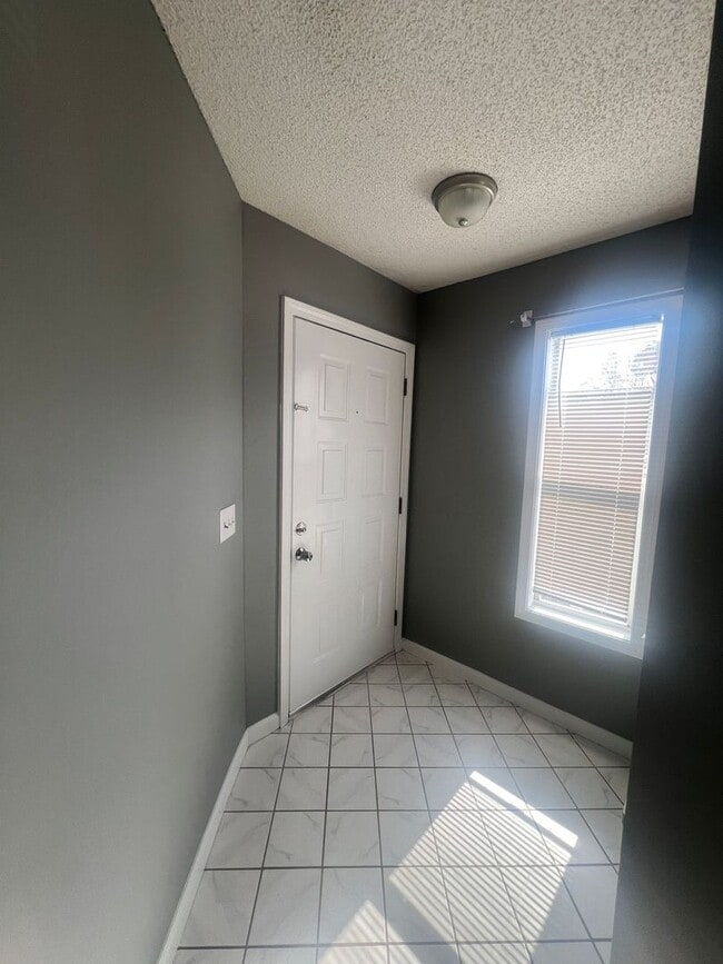 Building Photo - RENT SPECAIL*** MARCH RENT ONLY $1550.Breezewood Condo, 2 Brd/2bath Screen Porch! LVP wood floori...