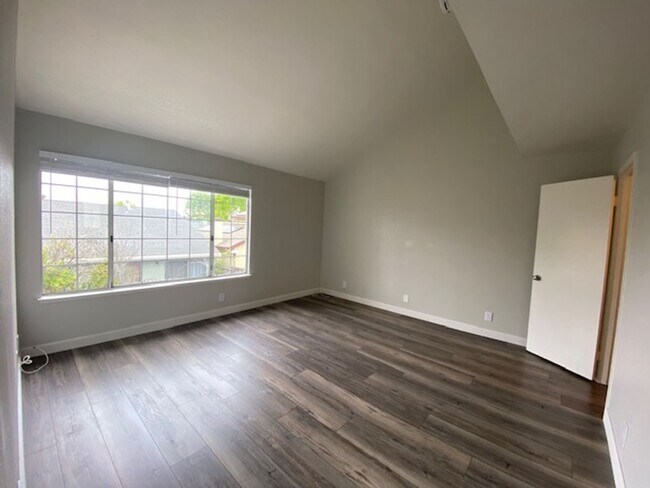 Building Photo - 3BR/ 2BA Updated Home!