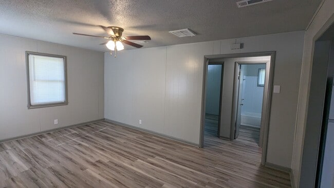 Building Photo - 220 Sulphur St