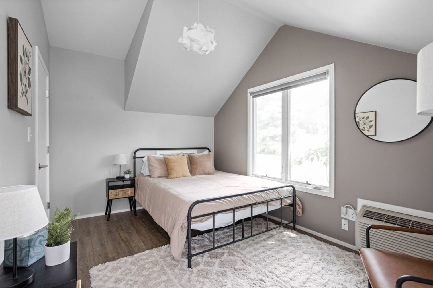 Building Photo - 1125 E 10th St