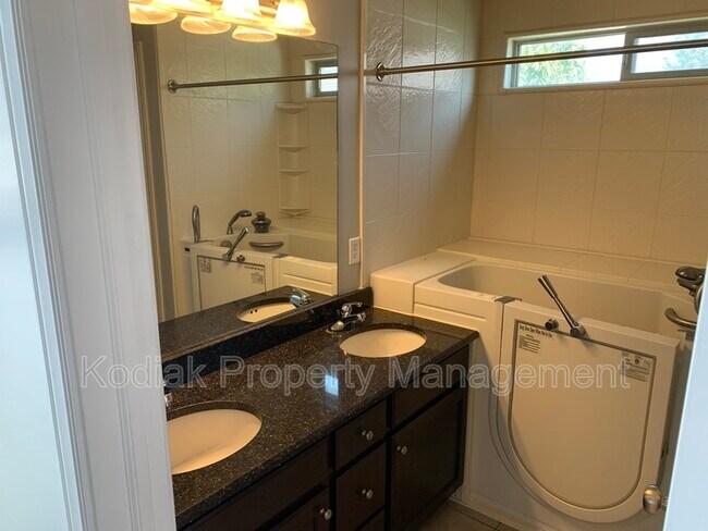 Building Photo - 312 Greenwich Dr