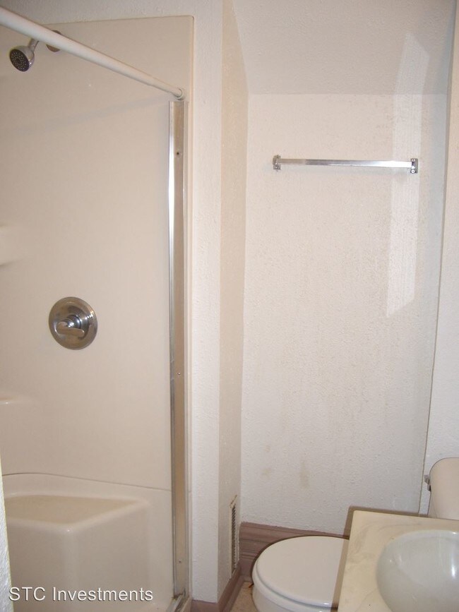 Building Photo - 4 br, 1.5 bath House - 527 N. Lafayette