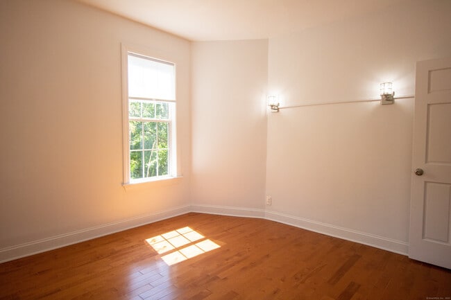 Building Photo - 883 Montauk Ave