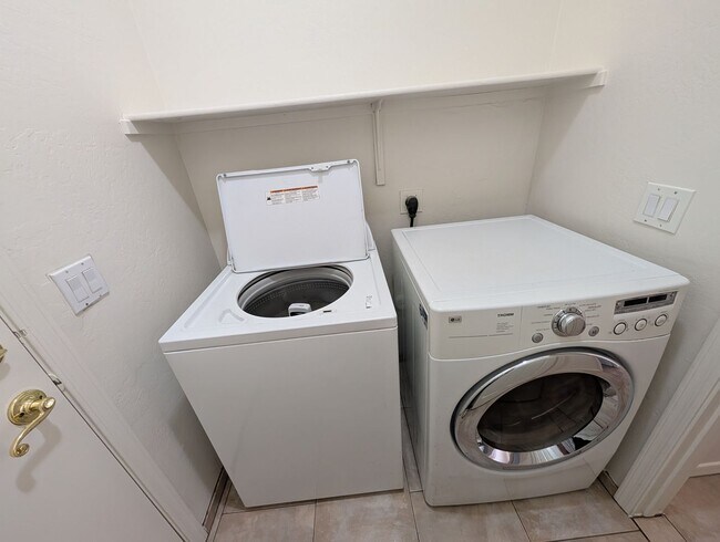 Building Photo - 3 Bedroom 2 Bathroom in Executive Palms Su...