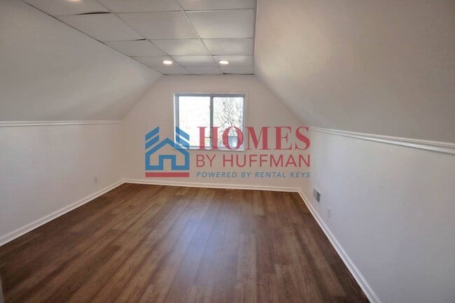 Building Photo - 910 Harriet St