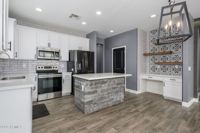Building Photo - 542 E Bamboo Ln