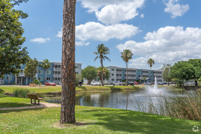 Building Photo - Sarasota Palms