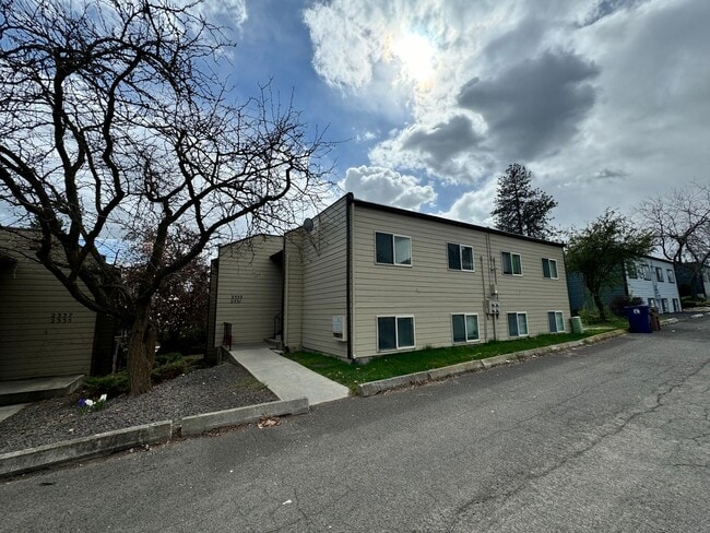 Building Photo - Stunning 2 Bed, 1 Bath w/ Laundry & AC in Lincoln Heights!