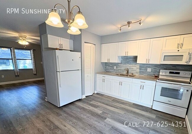 Building Photo - 427 6th Ave NE