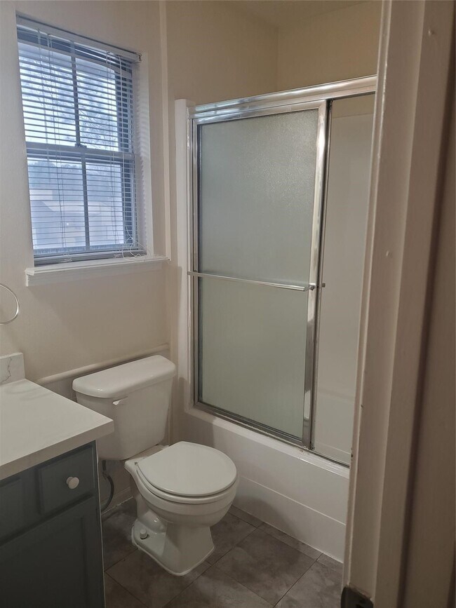 Building Photo - 204 Banyan Dr