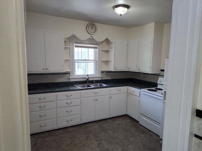 Building Photo - 5423 Rolston Ave