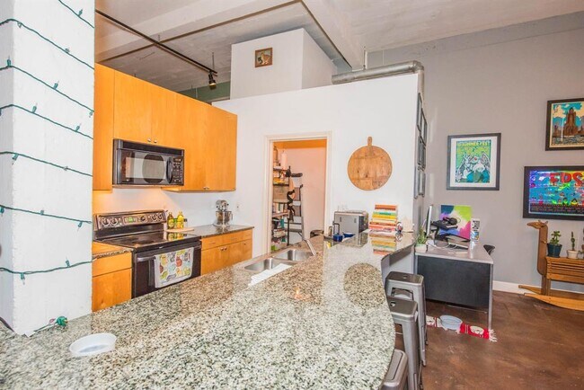 Building Photo - 915 N San Jacinto St