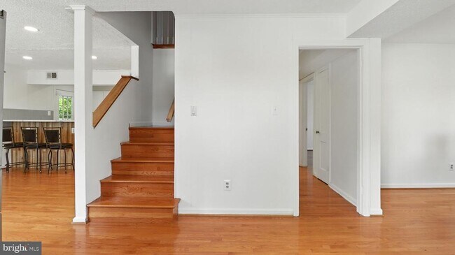Building Photo - 6911 Arlington Blvd
