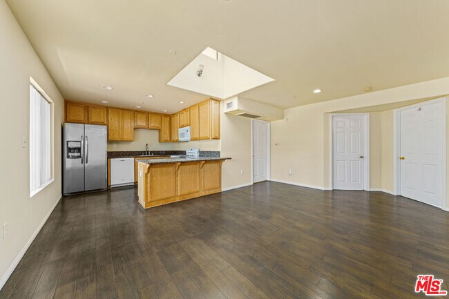 Building Photo - 6815 Baird Ave
