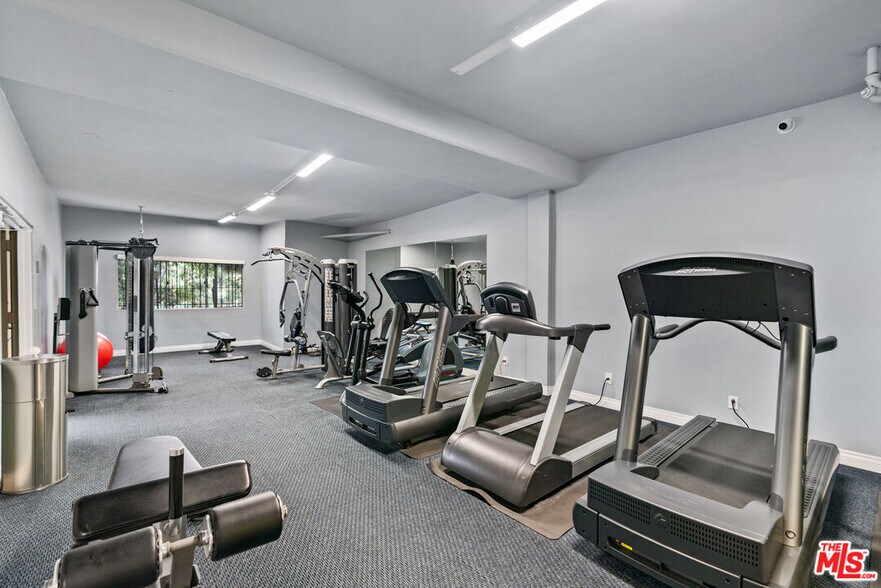 Building Photo - 6752 Hillpark Dr