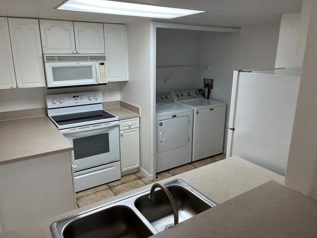 Building Photo - 409 Coconut Palm Way