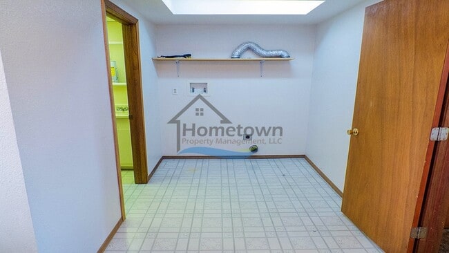 Building Photo - 3 Bed 1.5 Bath with Garage & Fenced Yard