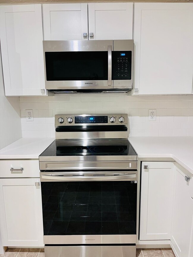 Building Photo - Large renovated 2 bedroom apartment in the heart of Stayton.  Don't miss this opportunity!