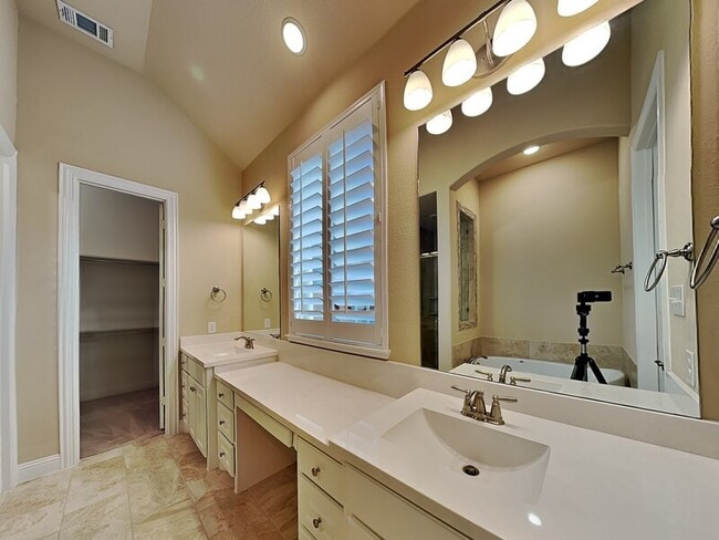 Building Photo - 14845 Belclaire Ave