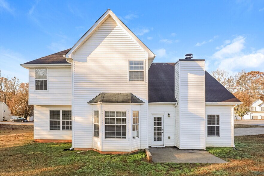 Building Photo - 1103 Village Oaks