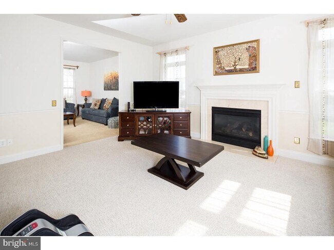 Building Photo - 33 Hempstead Dr