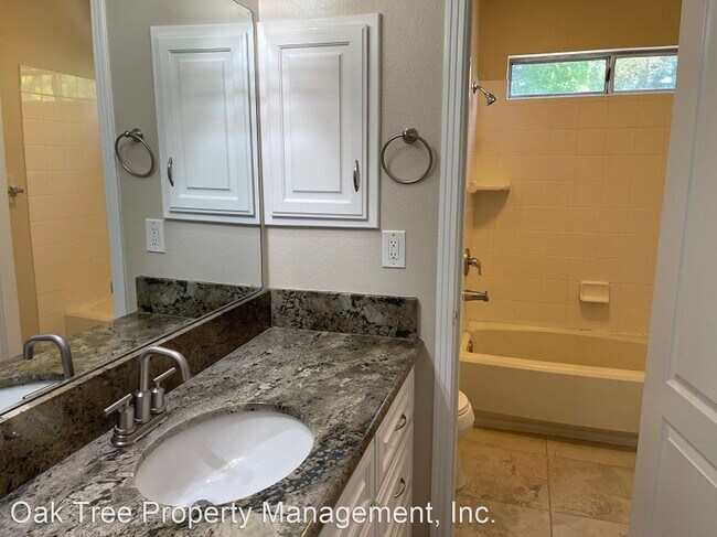 Building Photo - 3 br, 2.5 bath House - 10352 N. Doheny Drive