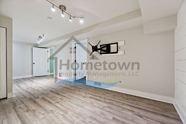 Building Photo - 4 Bedroom 4 Bathroom Home with Attached 2-...