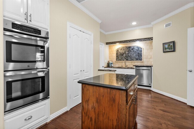 Building Photo - 1502 Wimbledon Dr