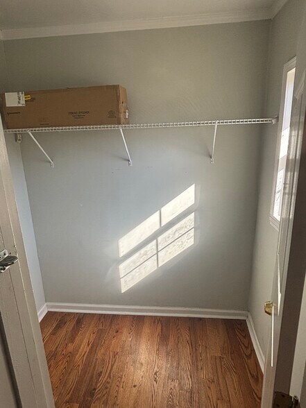 Large walk-in closet - 1142 Princess Ave SW