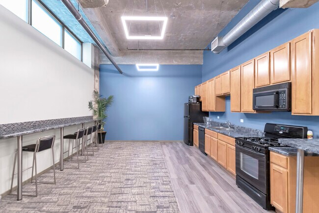 Building Photo - 210 S Desplaines St